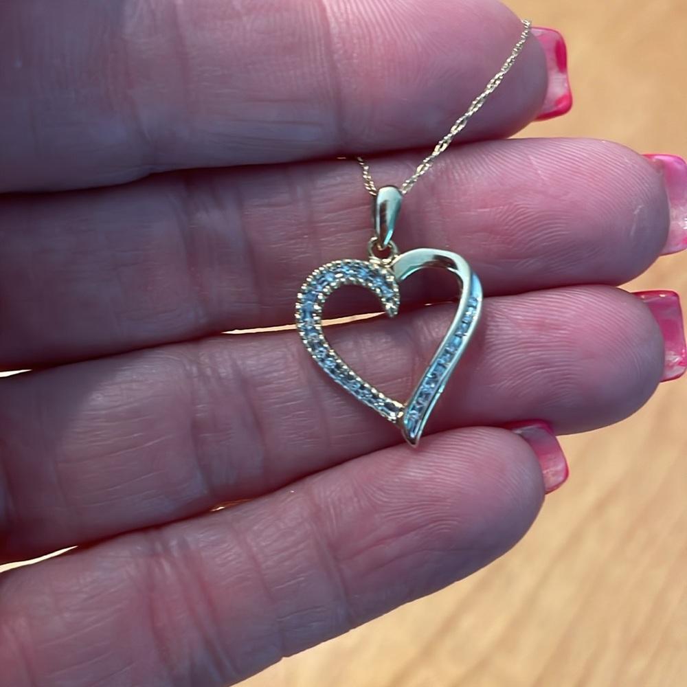 Kay jewelers diamond heart necklace 1/10 carat round cut 10 K yellow gold